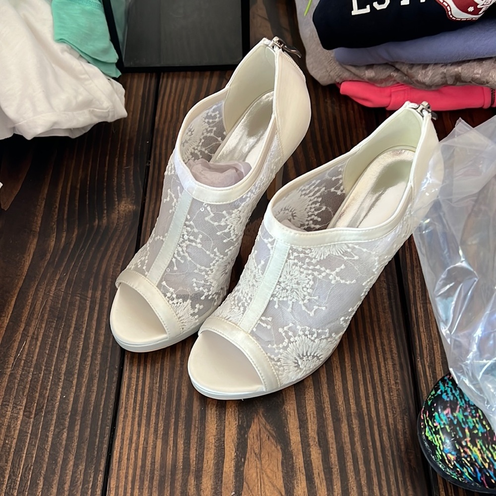 Ivory size 41 heels.